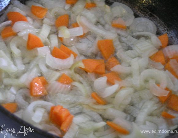 добавить морковь, перемешать, продолжая обжаривать.