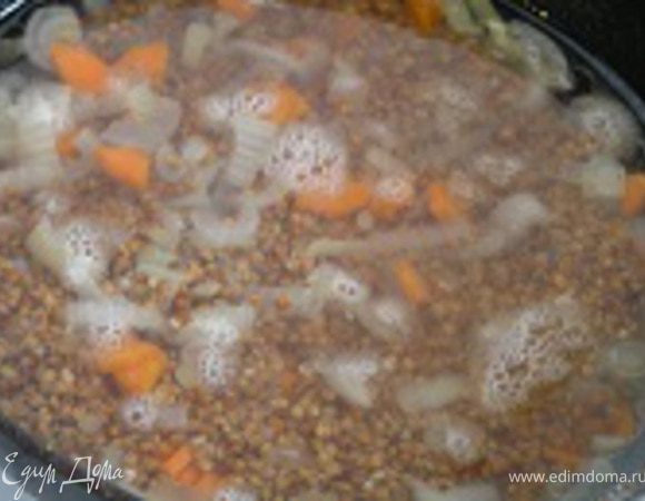 Всыпать гречку, залить водой на 1 см выше гречки. Накрыть крышкой, готовить 10 минут.