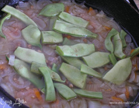 Добавить стручки фасоли, посолить, перемешать, готовить еще 7-10 минут под крышкой.