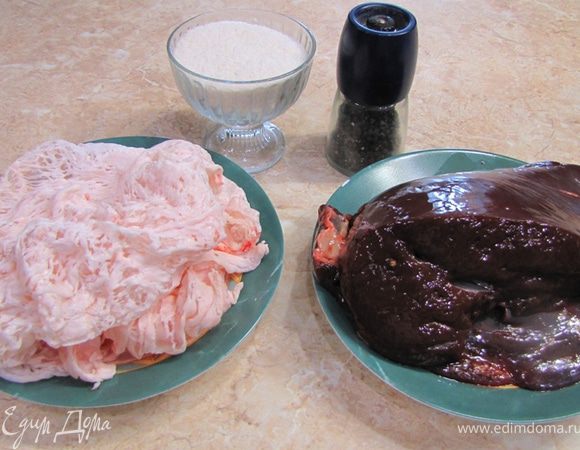 Итак - шашлык из говяжьей печенки в жировой сетке
Жировая сетка - это сетка из жира, которая расположена вокруг внутренностей животного. Очень интересная штука  В ней можно приготовить котлеты, паштет, в конце концов завернуть мясо и запечь в духовке. Я использовал баранью сетку.
Жировая сетка растапливается и "смачивает" печень, при этом мешая ей потерять свои соки. В готовом блюде жировая сетка очень гармонично сочетается с печенью, при этом превращаясь в некую зажаристую корочку