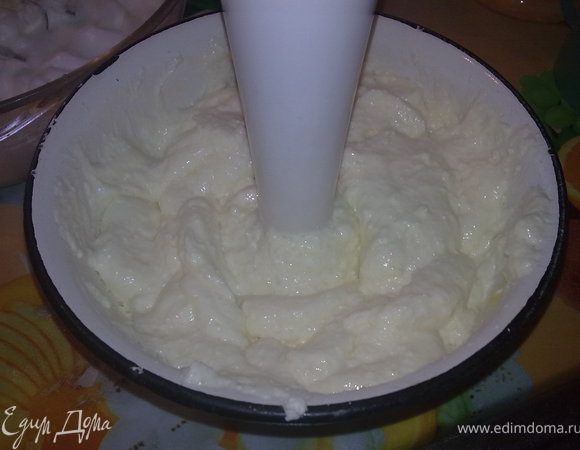 Творог,желтки,сахар и ванилин пробить блендером.