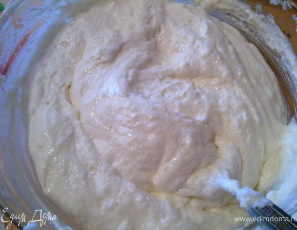 Аккуратно соединить белки и творожную массу.