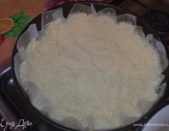 2/3 крошки выложить в застеленную бумагой,распределить и сделать бортики.