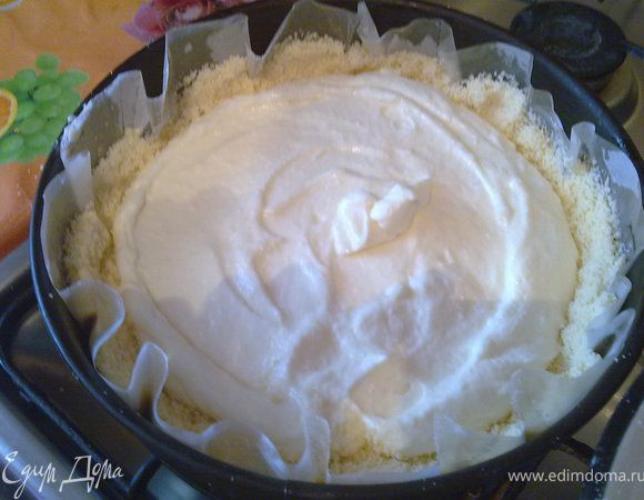 Выложить творожную начинку,аккуратно распределить.Сверху по желанию добавить изюм,орехи,курагу.