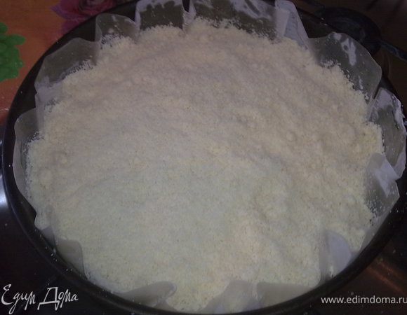 Сверху посыпать оставшейся крошкой.Духовку предварительно разогреть до 180 гр. Поставить ватрушку выпекаться около 1 часа.Охлаждать в духовке с открытой дверцей.Сверху украсить шоколадной глазурью,джемом(по вкусу)