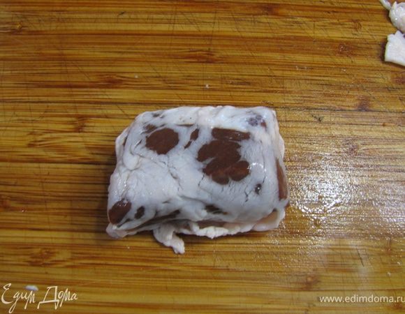 Обсушите их полотенцем. Сложите в емкость, посолите и поперчите. Перемешайте печень и оставьте мариноваться минут на 30.
Тщательно промойте жировую сетку. За счет промывания сетка станет мягкой и ее будет легко развернуть. Порежьте сетку на квадраты или прямоугольники с диагональю 20 сантиметров.
Если печень выделит сок, слейте его и еще раз просушите полотенцем.
Каждый кусок печени аккуратно и плотно заверните в сетку.