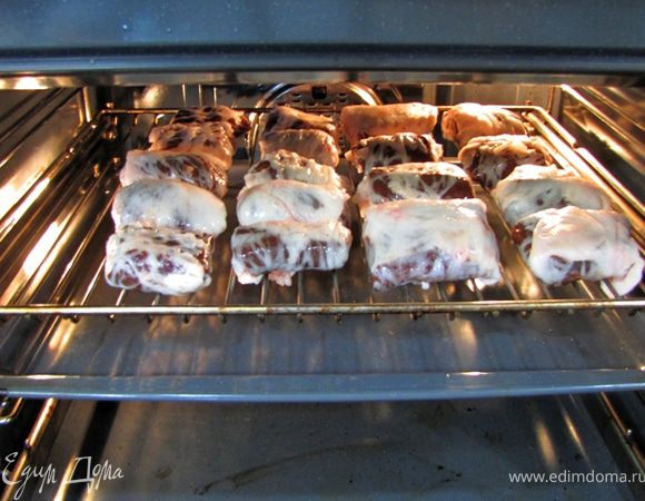 Конечно же самый вкусный шашлык - приготовленный на мангале, но увы, не всегда удается выехать на природу. Что делать?
Хорошая альтернатива, правда без запаха дыма  духовка с грилем. Я делал именно в духовке.
Итак, берем решетку и аккуратно складываем куски печенки, завернутые в жировую сетку, причем концом сетки вниз, чтобы при первом зажаривании у сетки не возникло желания развернуться  
Включите гриль на температуру 250 градусов и дождитесь пока не нагреется. Поставьте сетку с печенкой в непосредственной близости от гриля (у меня около 10 сантиметров).
Сразу же под сетку поставьте противень, чтобы жир, капающий с печенки стекал в него, а не на дно духовки.