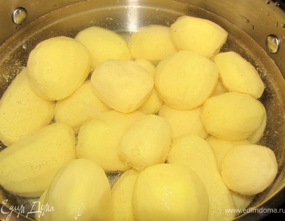 Почистите картофель, промойте в холодной воде.
Положите чищенный картофель в кастрюлю.
Налейте воду в кастрюлю так, чтобы вода слегка прикрывала картофель.
Нагревайте кастрюлю на среднем огне.