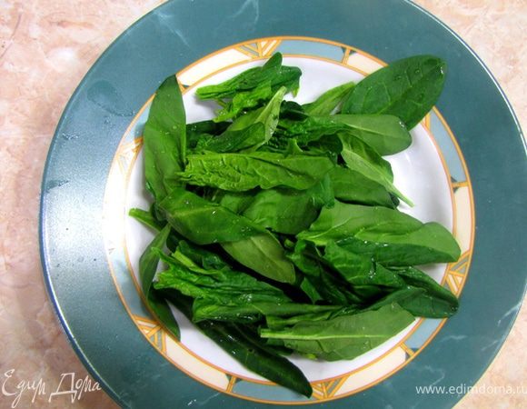 Перед этим промойте шпинат в проточной воде.
Оторвите листья от стеблей. Стебли выбросьте.