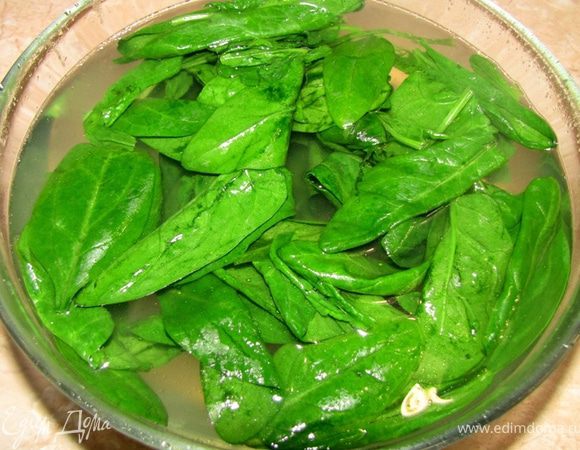 Когда воду от картофеля сольете в емкость - киньте в эту воду листья шпината на две-три минуты.