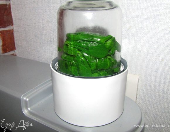 Переложите горячие листья в блендер, налив туда же пол стакана картофельного отвара и измельчив шпинат в пюре.