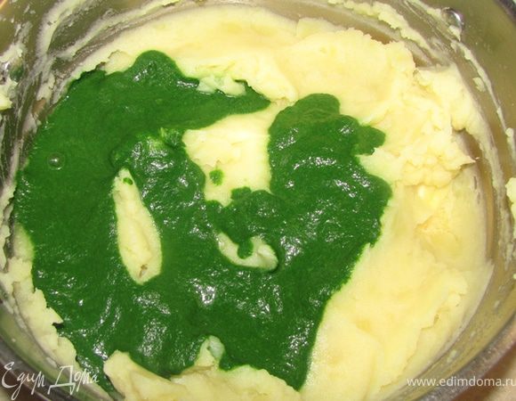 Разомните картофель.
Положите масло и налейте картофельный отвар около стакана.
Вылейте туда же пюре из шпината.