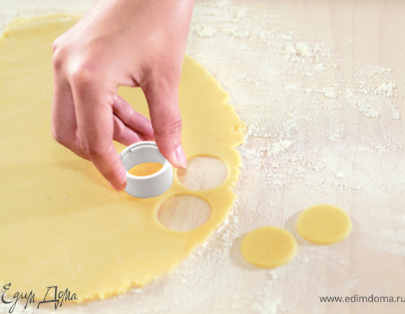 Смешать яйцо с сахарным песком на водяной бане до загустения, затем снять с огня и продолжать помешивать до охлаждения.