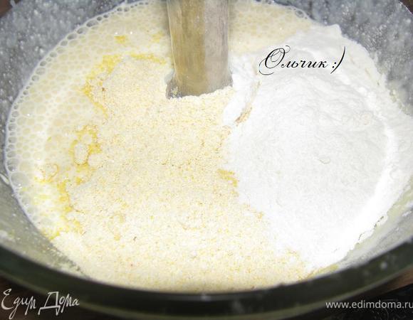 Добавляем кукурузную и пшеничную муку, взбиваем.