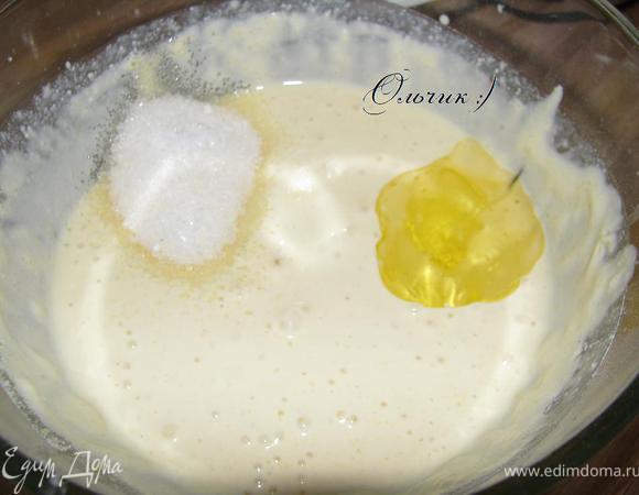 Добавляем сахар, соль и растительное масло, взбиваем.
