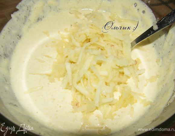 Добавляем тертое яблоко, перемешиваем. Оставляем на 30 минут.