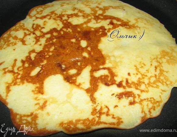 Жарим блинчики на среднем огне под крышкой. Аккуратно переворачиваем на другую сторону, крышкой уже не накрываем.