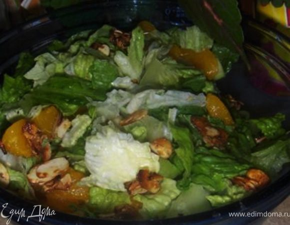 Перемешать миндаль,заправку и остальные ингридиенты.Подавать к столу.