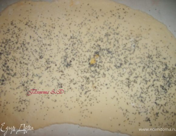 Раскатываем его в пласт толщиной 5 мм.Посыпаем сахаром и маком