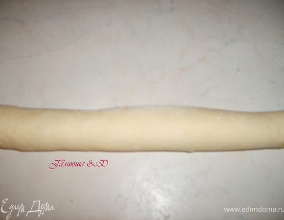  А можно еще и смазать маслицем, но я это забыла, вспомнила когда уже свернула тесто рулетиком