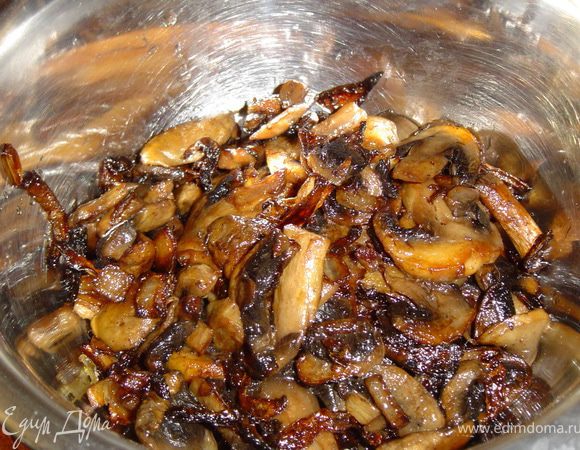 Грибы нарезаем пластинками, лук полукольцами, и также, обжариваем на растительном масле.