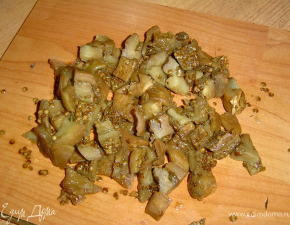 Баклажан печем в духовом шкафу до мягкости, очищаем и нарезаем небольшими кубиками.