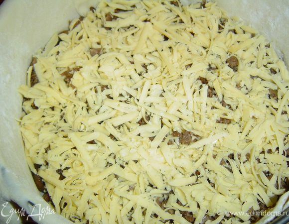 куриные желудочки, и засыпаем измельченным твердым сыром.