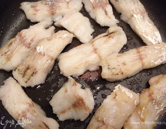 Судака выпотрошить, помыть, высушить и снять шкурку. Отделить филе. Разрезать на небольшие кусочки и обжарить на небольшом количестве масла по 3 мин. с каждой стороны.