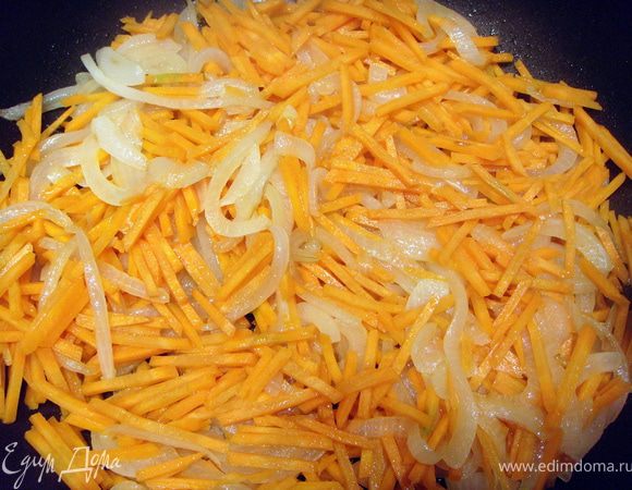 Морковь и лук порезать соломкой. Вначале обжарить лук до прозрачности. Добавить сахар и немного карамелизировать лук. Затем положить морковь и жарить до полуготовности и золотистого цвета.