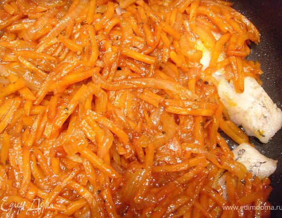 Добавить томатный кетчуп, бразильский соус, соевый соус, приправы. Протушить 5 минут и залить маринадом обжаренную рыбку. Накрыть крышкой и тушить с маринадом на маленьком огне 15 минут.