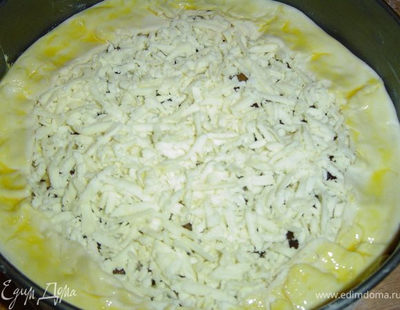 Края теста укладываем на начинку и смазываем взбитым яйцом.