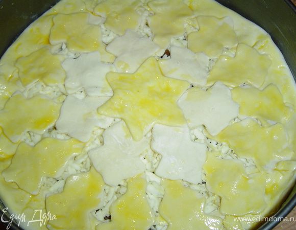 В центр кладем звездочку, вырезанную из теста, и смазываем взбитым желтком. Выпекаем в духовке при температуре 180 - 190 гр. до золотистого цвета.