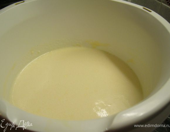 взбить яйца с сахаром и солью, добавить молоко и муку, все тщательно перемешать до однородной массы