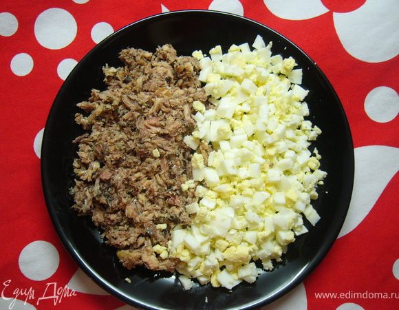 приготовить начинку: нарезать мелко яйца и сайру и заправить майонезом