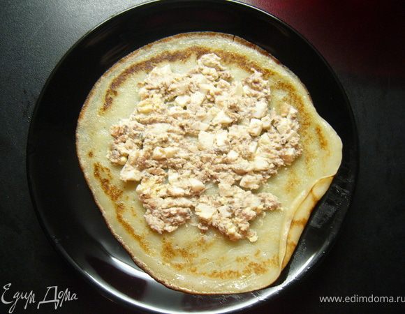 выложить начинку на блин 