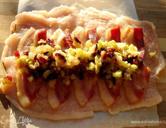 Куриные грудки поместить в целлофановый пакет и отбить молоточком с внутренней стороны,затем посолить и поперчить.Для первой начинки мелко нарезать лук и сельдерей и обжарить на растительном масле.Добавить тимьян(петрушку),клюкву и панировочные сухари.Посолить.Под отбитые грудки подстелить лист пергамента,по размеру грудки.На одну часть куриной грудки выложить ломтики прошутто,а затем начинку.С помощью пергамента плотно свернуть рулет и обернуть его пергаментом.Края грудки завернуть в рулет.