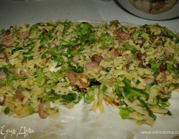 Берём лист лаваша, смазываем его тонким слоем майонеза. Затем выкладываем на него нашу массу.
