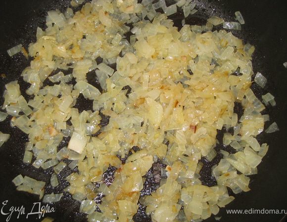 Разогреваем  1ст.ложку растительного масла в сковороде, добавляем лук и жарим несколько минут, потом доливаем остальное масло и поджариваем  лук до золотистого цвета(но не пережариваем).