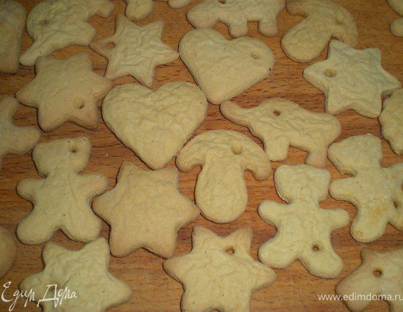 Когда остынет добавляешь 1 ч.л. гвоздики, корицы и соды, 2 желтка и 1 яйцо целое, перемешиваешь, сыпешь муку и месишь долго,пока станет отлипать от рук, далее этот шар убираешь в пакет целофановый и в холодильник на ...(от 3-х дней до 3-х недель)!
