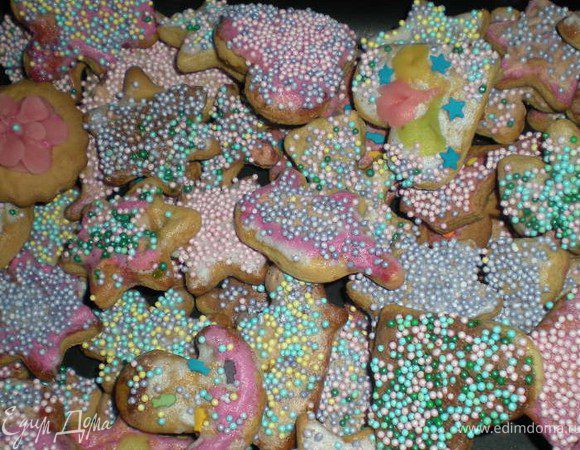 Достаёшь когда появится время- раскатываешь , вырезаешь фигурки , толщиной 0.5- 1 см ,Можно сделать дырочки для верёвочки,чтобы вешать на ёлку.Выпекать при температуре 200 градусов минут 10...Я выкладывала на бумагу для выпечки.
Остудить и можно украшать.
