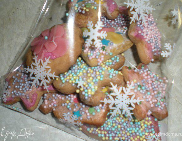 Получившуюся и остывшую глазурь поместите в специальные пакетики и можете приступать к украшению ваших Козуль, подключив всю фантазию.У меня с фантазией не очень,сделала всё просто,намазала глазурью и посыпала присыпкой для украшения тортов.

