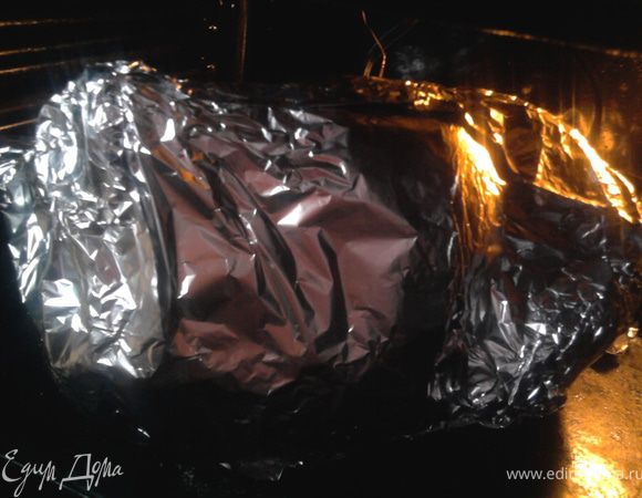 Сверху смазать растительным маслом. Хорошенько замотать нашу птичку фольгой и в предварительно нагретую до 140 градусов духовку часа на 3 - 3,5. После этого снять фольгу и оставить в духовке при этой температуре еще на час-полтора.