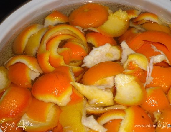 Я взяла кожуру от 4-х апельсинов и одного лимона.

Кожуру не нарезая положить в кастрюлю, залить холодной водой (2-2,5 литра).