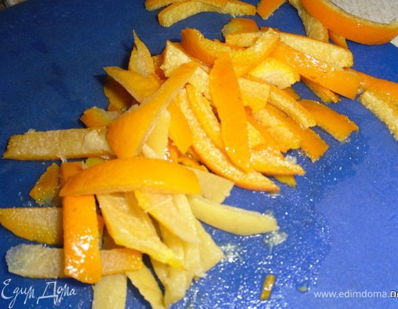  Выложить корки в дуршлаг, поставить под холодную воду. Опять сложить их в кастрюлю, залить холодной водой, довести до кипения, добавить 1 ч.л. соли на 2-2,5л воды, кипятить опять 10 минут, слить, поставить под воду, и третий раз – аналогично второму. В воду добавляем соль, чтобы лучше вышла горечь. Прокипятив в третий раз, кожуру опять промыть под струёй холодной воды, дать стечь воде, нарезать полосками по 0,5см шириной.