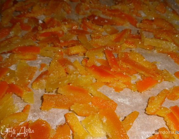 Когда остаётся совсем немного сиропа - варка завершена. В самом конце обязательно добавить лимонную кислоту по вкусу. Всё. Дальше можно поступить с цукатами по своему усмотрению. 

Я выложила на дуршлаг, чтобы стёк сироп, 

обваляла в сахаре и подсушила на пергаменте в духовке.



Можно ещё горячие цукаты сразу после варки выложить в стерильные банки и использовать для прослойки тортов, а сироп для пропитки.