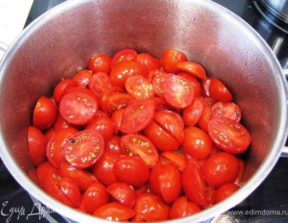 Буквально через 30 секунд выложите туда же все порезанные помидоры.