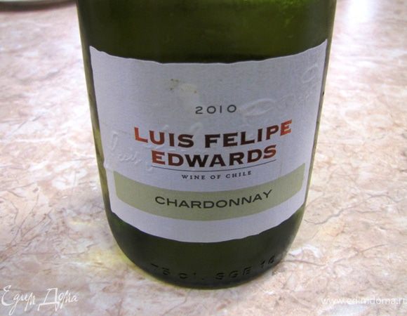 Хорошенько перемешайте и плесните полстакана сухого белого вина.