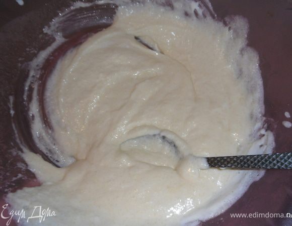 Смешать муку, соду и соль. Отдельно взбить сахар с маргарином. Маргарин предворительно подержать при комнатной температуре, чтобы размягчился, но не растапливать! 



Добавить яйца и сметану, все перемешать 