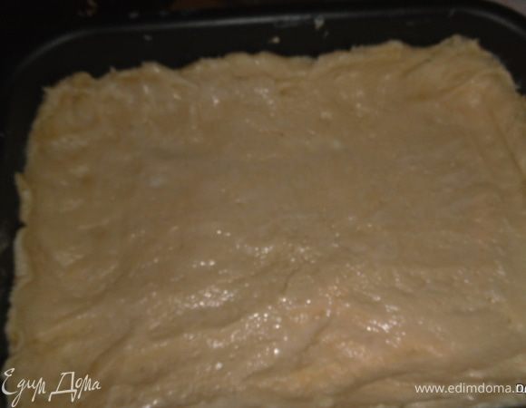 и постепенно всыпать муку.



Замесить тесто.Тесто получается мягкое, липкое. 



Выложить тесто на противень (можно смазать противень маргарином). Ладонями, смоченными в воде холодной, распластать тесто так, чтобы края были на бортике.