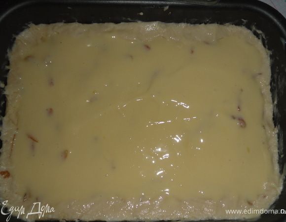 и затем выливаем начинку.